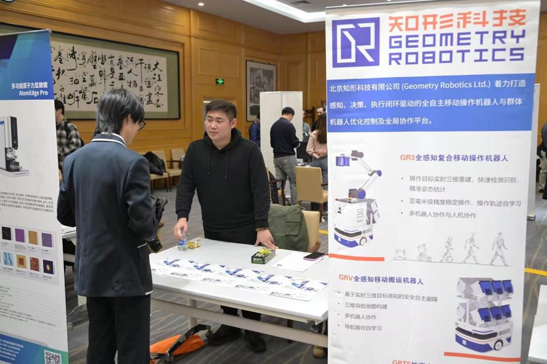 一群人站在桌子边 AI 生成的内容可能不正确。