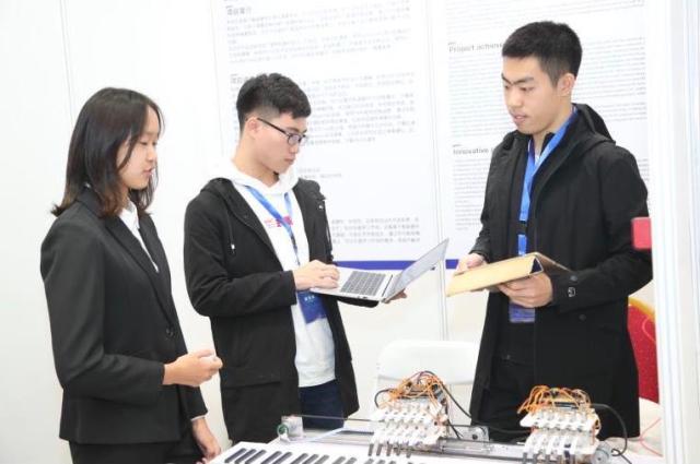 北航tyc7111cc太阳成集团员工韩腾飞,带来其团队研发的会弹钢琴的机械手。(中关村管委会供图)