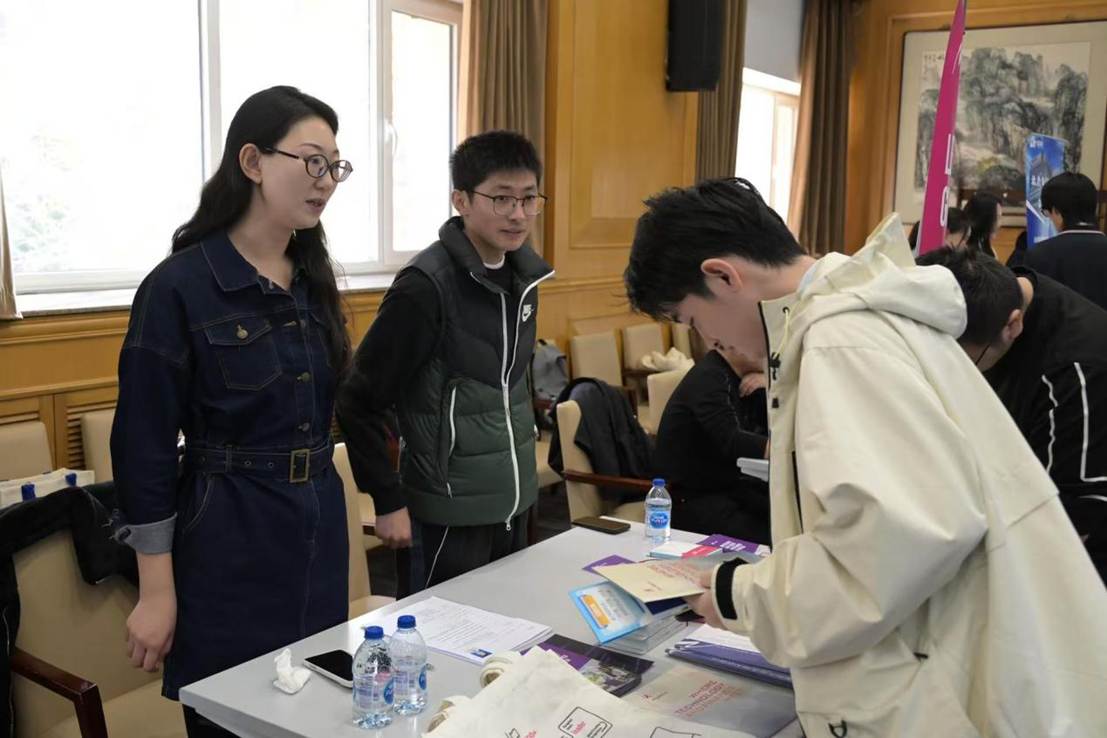 一些人在切蛋糕 AI 生成的内容可能不正确。